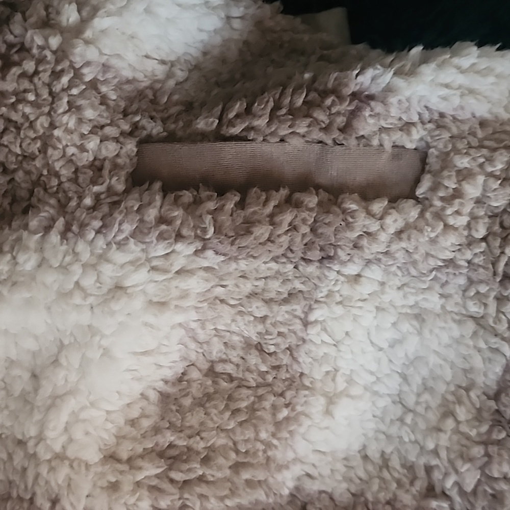 Fuzzy pullover - Picture 4 of 7